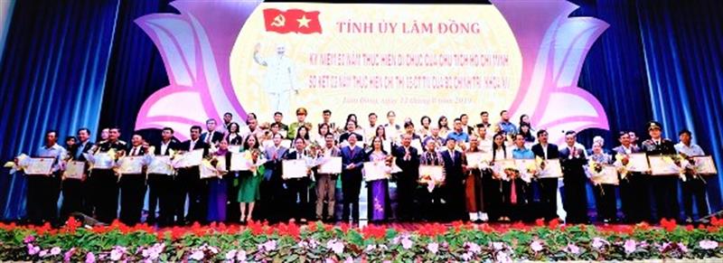 Tỉnh ủy Lâm Đồng khen thưởng các tập thể cá nhân có thành tích xuất sắc trong học tập và làm theo Bác