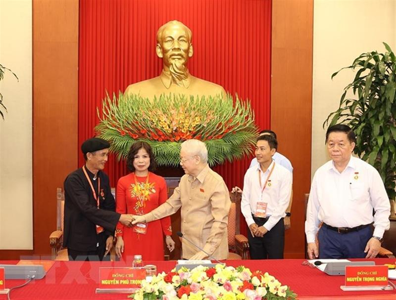 Tổng Bí thư Nguyễn Phú Trọng chúc mừng đại biểu điển hình.