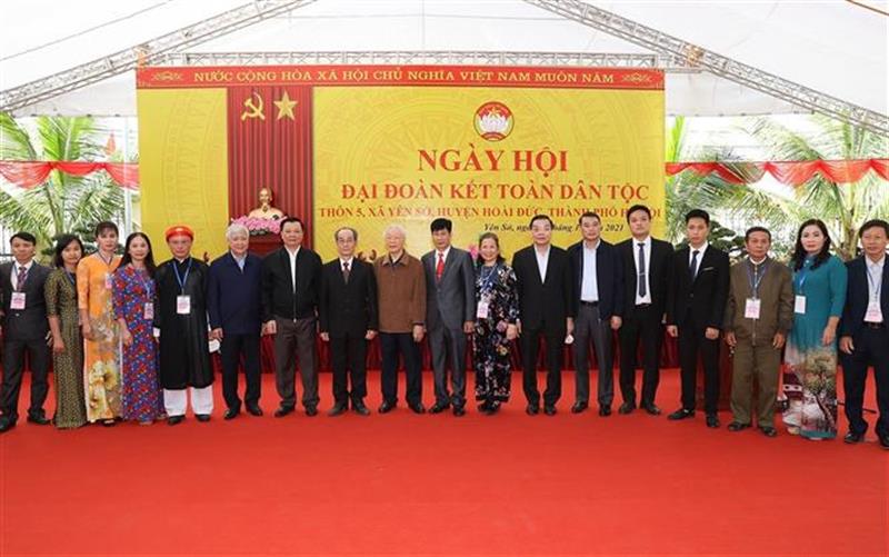 Tổng Bí thư Nguyễn Phú Trọng và các đại biểu chụp ảnh chung với cán bộ, nhân dân tại thôn 5, xã Yên Sở, huyện Hoài Đức.