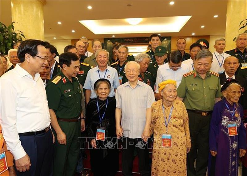 Tổng Bí thư Nguyễn Phú Trọng với người có công tiêu biểu toàn quốc