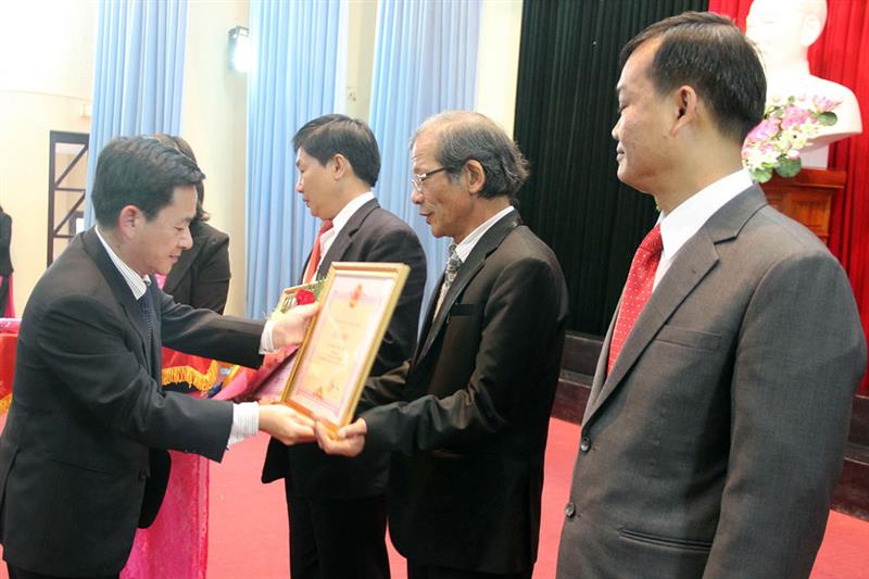 Đồng chí Phan Văn Đa - Phó Chủ tịch UBND tỉnh trao bằng khen của UBND tỉnh chó các cá nhân