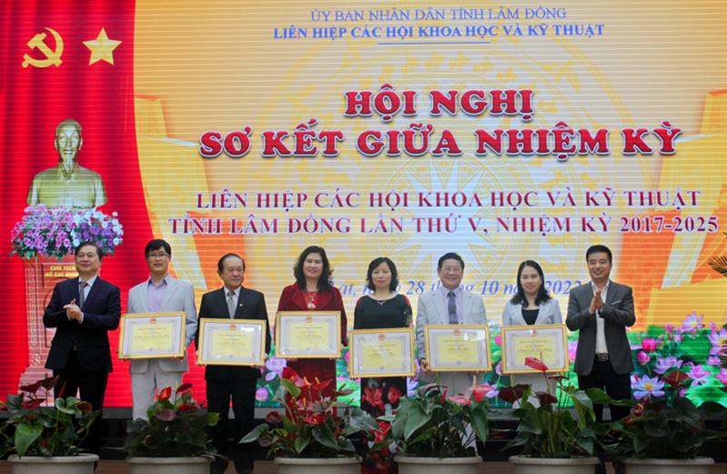 Trao Bằng khen của Liên hiệp các Hội Khoa học và Kỹ thuật Việt Nam cho các tập thể, cá nhân xuất sắc.