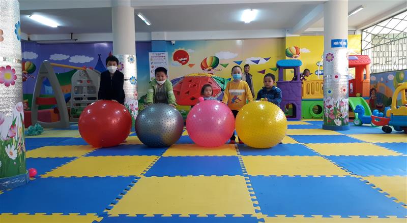 Hình trẻ em vui chơi tại Trung tâm thanh thiếu nhi Lâm Đồng