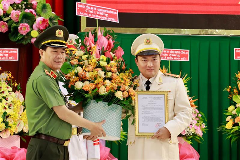 Trung tướng Lê Quốc Hùng - Thứ trưởng Bộ Công an trao quyết định bổ nhiệm giữ chức Giám đốc Công an tỉnh Lâm Đồng cho Đại tá Trương Minh Đương