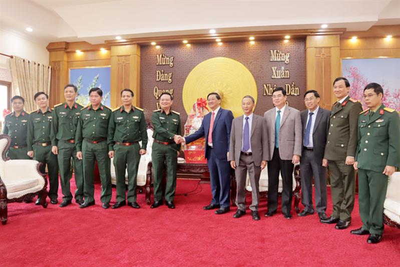 Trung tướng Trần Hoài Trung - Bí thư Đảng uỷ, Chính uỷ Quân khu 7 làm Trưởng đoàn đã tới thăm, chúc Tết tỉnh Lâm Đồng