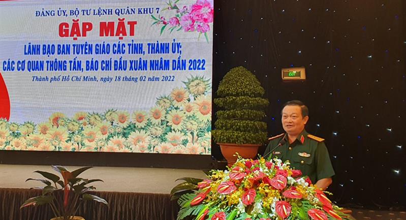 Trung tướng Trần Hoài Trung- Bí thư Đảng ủy, Chính ủy Quân khu phát biểu tại hội nghị.