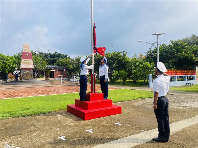 Cán bộ, chiến sĩ đảo Trường Sa làm lễ treo cờ rủ Quốc tang Tổng Bí thư Nguyễn Phú Trọng. (Ảnh: Đảo Trường Sa cung cấp).