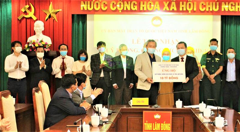 Ủy ban MTTQ Việt Nam tỉnh Lâm Đồng tiếp nhận biểu trưng các đơn vị hổ trợ Quỹ phòng, chống dịch bệnh Covid-19. Ảnh Thanh Dương Hồng.