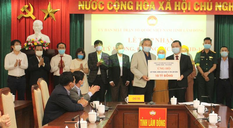 Ủy ban MTTQ Việt Nam tỉnh Lâm Đồng tiếp nhận biểu trưng các đơn vị hổ trợ Quỹ phòng, chống dịch bệnh Covid-19.