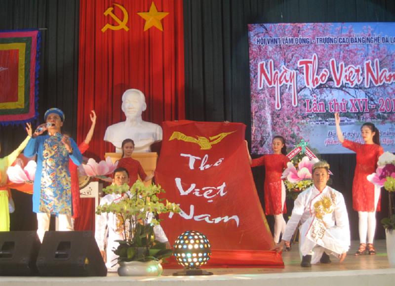 Văn nghệ chào mừng Ngày thơ Việt Nam
