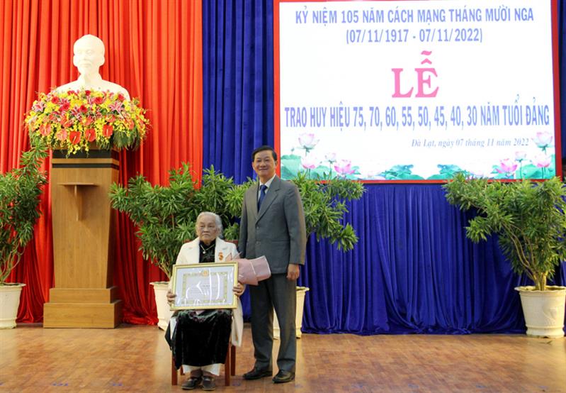 Bí thư Tỉnh ủy Trần Đức Quận trao Huy hiệu 75 năm tuổi Đảng cho đảng viên