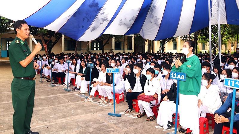 Phó Chủ nhiệm Chính trị Bộ Chỉ huy Bộ đội Biên phòng tỉnh Bình Thuận Phạm Ngọc Hòa trao đổi với học sinh về biển đảo.