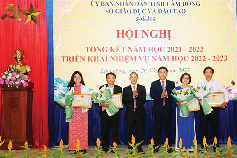 Chủ tịch UBND tỉnh Trần Văn Hiệp trao Bằng khen cho các Tập thể lao động xuất sắc năm học 2021-2022.