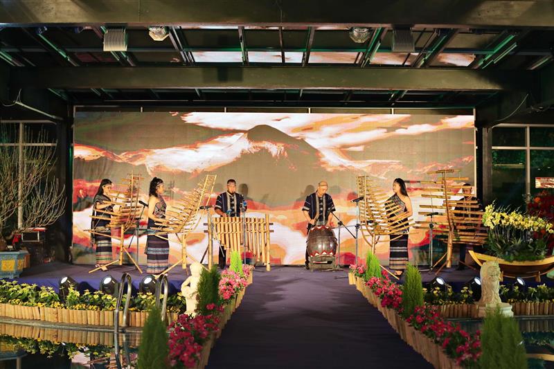 Tiết mục văn nghệ mang đậm văn hoá Tây Nguyên của các nghệ sĩ Trung tâm Văn hóa Nghệ thuật tỉnh Lâm Đồng.