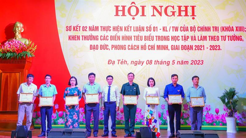 Đồng chí Nguyễn Mạnh Việt – Bí thư Huyện ủy Đạ Tẻh trao tặng giấy khen cho các tập thể.