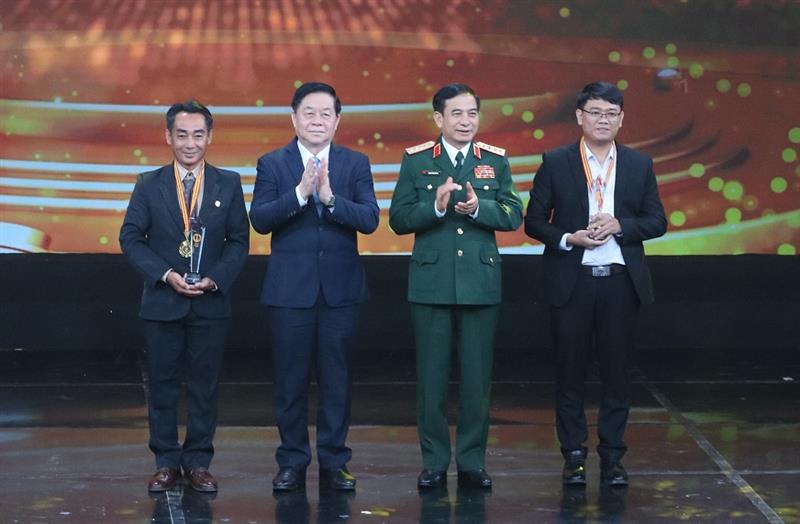 Bộ trưởng Bộ Quốc phòng Phan Văn Giang và Trưởng ban Tuyên giáo Trung ương Nguyễn Trọng Nghĩa trao 2 Giải Vàng cho các tác giả.