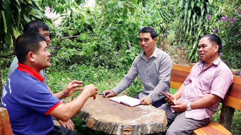 Ban Nhân dân và người có uy tín Thôn 10, xã Đinh Trang Hòa, huyện Di Linh thường xuyên gặp gỡ để kịp thời nắm bắt tâm tư, nguyện vọng của Nhân dân.
