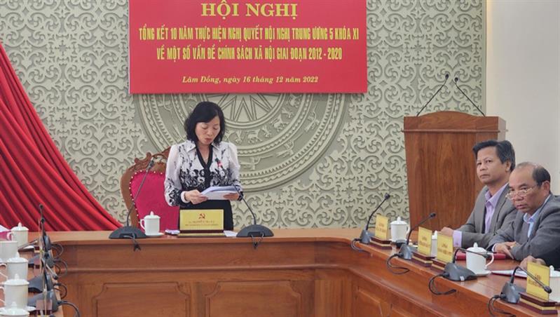 Phó Trưởng Ban Tuyên giao Tỉnh ủy Lâm Đồng Nguyễn Thị Mỵ trình bày báo cáo tham luận tại hội nghị.