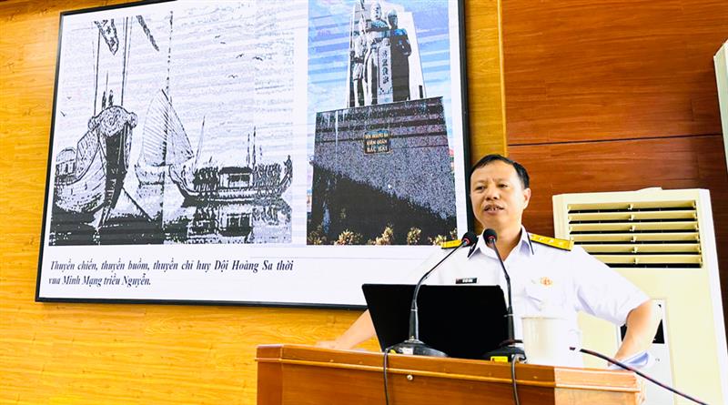 Thượng tá Vũ Viết Bằng – Phó Chính ủy Lữ đoàn 162, Vùng 4 Quân chủng Hải quân tuyên truyền về biển đảo.
