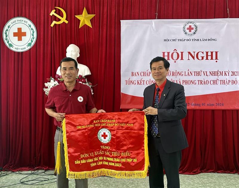 Ông Nguyễn Quang Minh – Chủ tịch Hội CTĐ tỉnh trao Cờ thi đua của Trung ương HCTĐ VN cho Hội Chữ thập đỏ TP Đà Lạt xuất sắc tiêu biểu dẫn đầu công tác Hội và phong trào CTĐ tỉnh năm 2023.