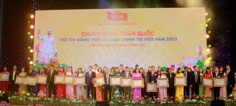 Ban Tổ chức, Ban Giám khảo và lãnh đạo tỉnh Lâm Đồng chụp hình lưu niệm với các thí sinh dự thi.
