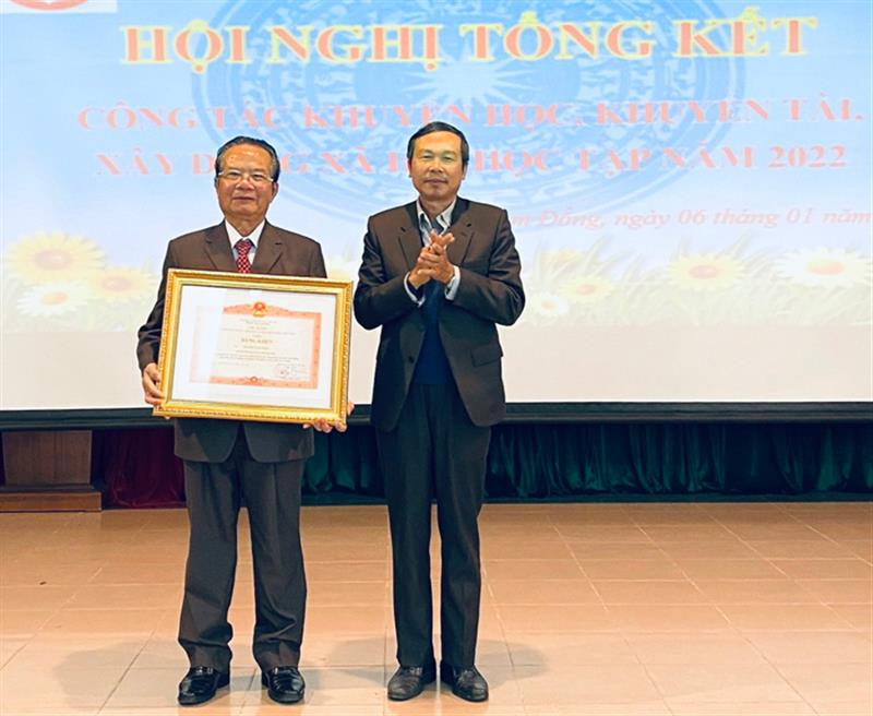 Trao bằng khen của Thủ tướng Chính phủ cho Nhà giáo ưu tú Nguyễn Xuân Ngọc.