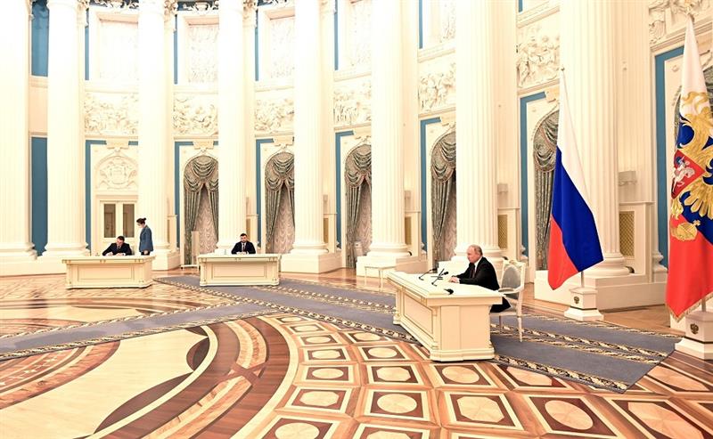 Tổng thống Nga Vladimir Putin ký sắc lệnh công nhận hai nước cộng hòa tự xưng Donetsk và Lugansk ở miền Đông Ukraine. (Ảnh: Kremlin)