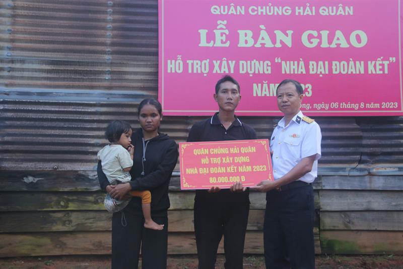Thượng tá Vũ Viết Bằng – Phó Chính ủy Lữ đoàn 162, Vùng 4 Quân Chủng Hải quân trao số tiền cho gia đình anh Cil Ha Sáo.