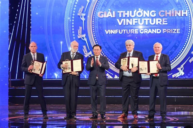 Giải thưởng chính VinFuture 2022 trị giá 3 triệu USD được trao cho 5 nhà khoa học phát minh ra công nghệ mạng toàn cầu.
