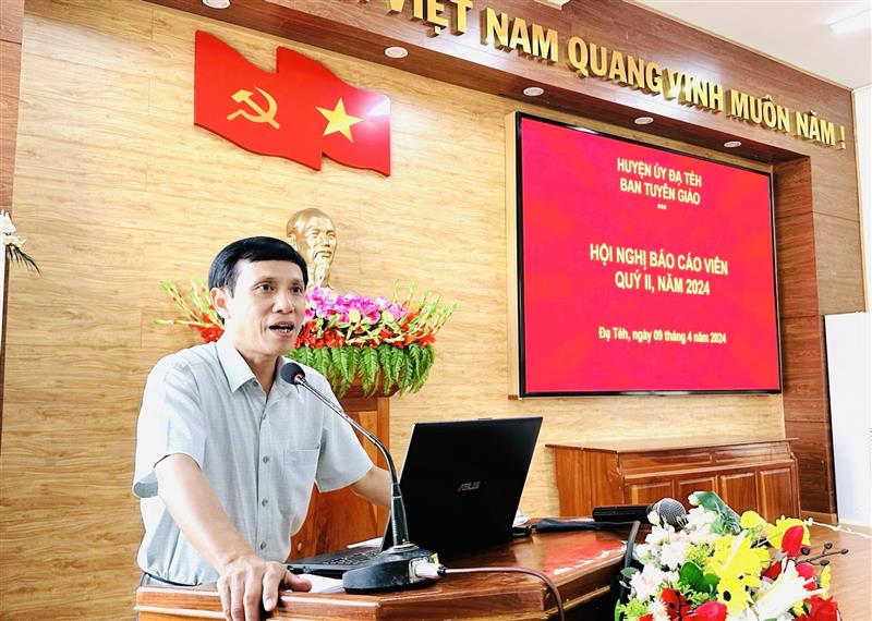 Đồng chí Nguyễn Mạnh Việt - Bí thư Huyện ủy Đạ Tẻh phát biểu tại hội nghị.
