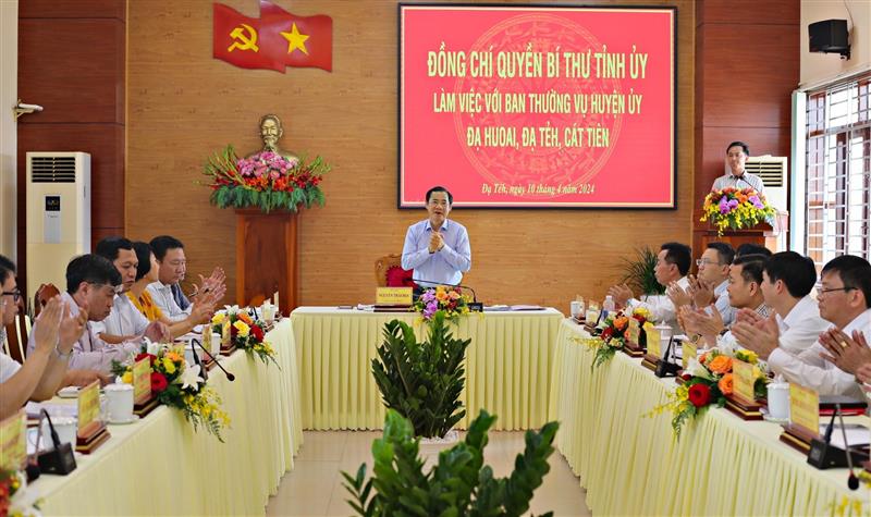 Đồng chí Nguyễn Thái Học - Quyền Bí thư Tỉnh ủy chủ trì buổi làm việc.