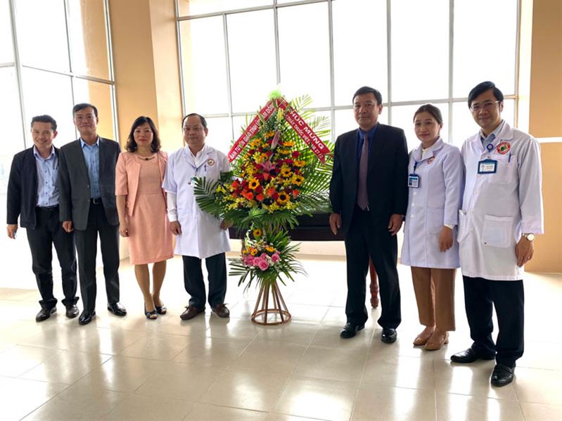 Đồng chí Bùi Thắng - Uỷ viên Ban Thường vụ Tỉnh uỷ, Trưởng Ban Tuyên giáo Tỉnh uỷ Lâm Đồng thăm và chúc mừng Bệnh viện Đa khoa tỉnh Lâm Đồng