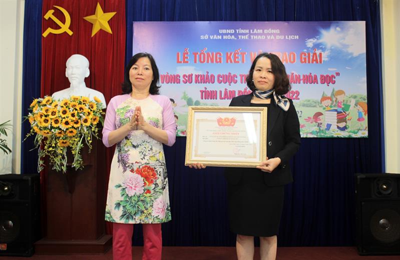 Trao giải thưởng tập thể cho Trường tiểu học Trần Quốc Toản (Di Linh) có nhiều học sinh đạt giải nhất