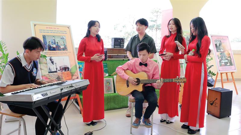 Học sinh Trường THPT Trần Phú thể hiện các bài hát về Bác Hồ tại góc âm nhạc trong Không gian Văn hóa Hồ Chí Minh.