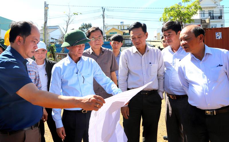 Chủ tịch UBND tỉnh Trần Văn Hiệp kiểm tra thực tế các dự án và chỉ đạo để Bảo Lộc gỡ khó, ảnh (LĐ online)