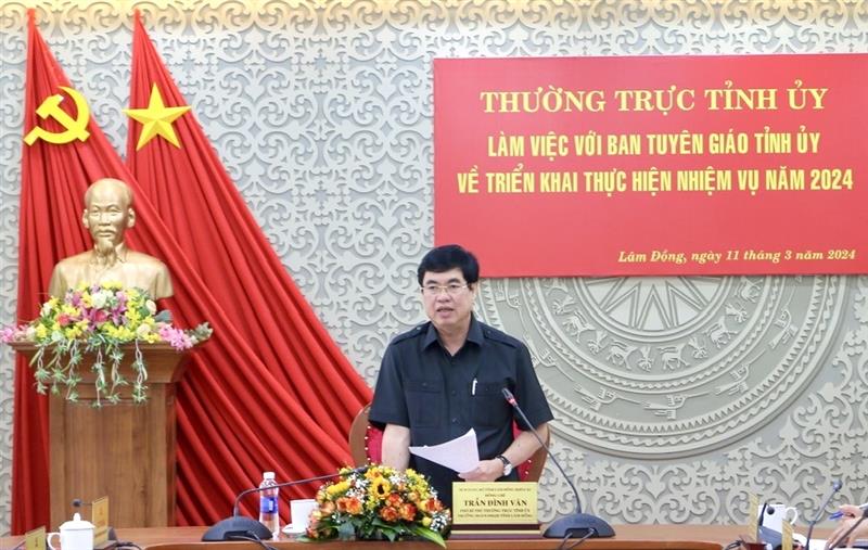 Đồng chí Phó Bí thư Thường trực Tỉnh ủy Trần Đình Văn phát biểu chỉ đạo tại buổi làm việc.