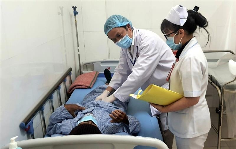 Bác sỹ thăm khám cho bệnh nhân ung thư tại Bệnh viện Đa khoa Lâm Đồng.