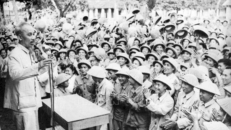 Chủ tịch Hồ Chí Minh đến thăm một đơn vị bộ đội ở Nam Định (1957)