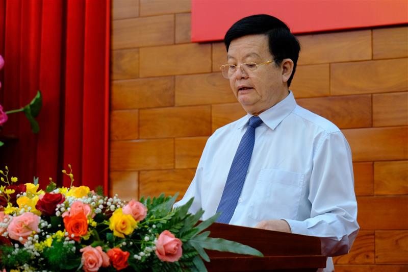 Đồng chí Mai Văn Chính - Phó Trưởng Ban Thường trực Ban Tổ chức Trung ương công bố Quyết định của Bộ Chính trị về công tác cán bộ.