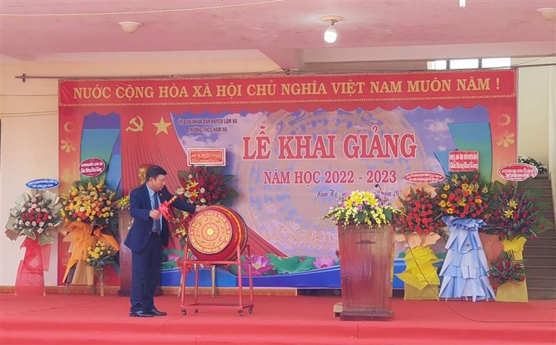 Đồng chí Bùi Thắng - Ủy viên Ban Thường vụ, Trưởng Ban Tuyên giáo Tỉnh ủy đánh hồi trống khai trường tại Trường THCS Nam Hà, huyện Lâm Hà