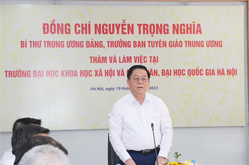 Đồng chí Nguyễn Trọng Nghĩa phát biểu chỉ đạo tại buổi làm việc.