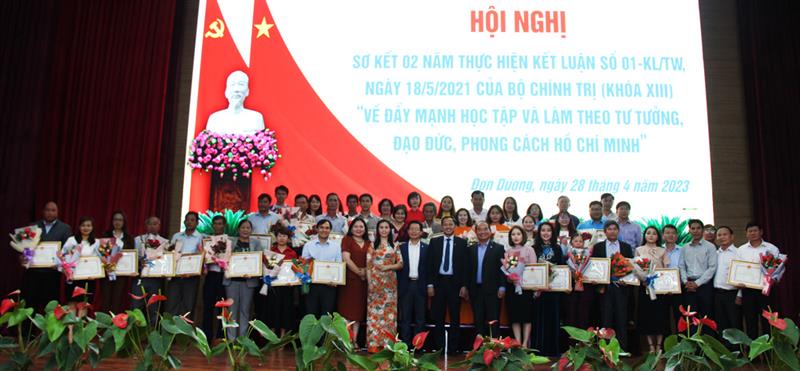 Biểu dương, khen thưởng các tập thể và cá nhân điển hình trong học tập và làm theo tư tưởng, đạo đức, phong cách Hồ Chí Minh.
