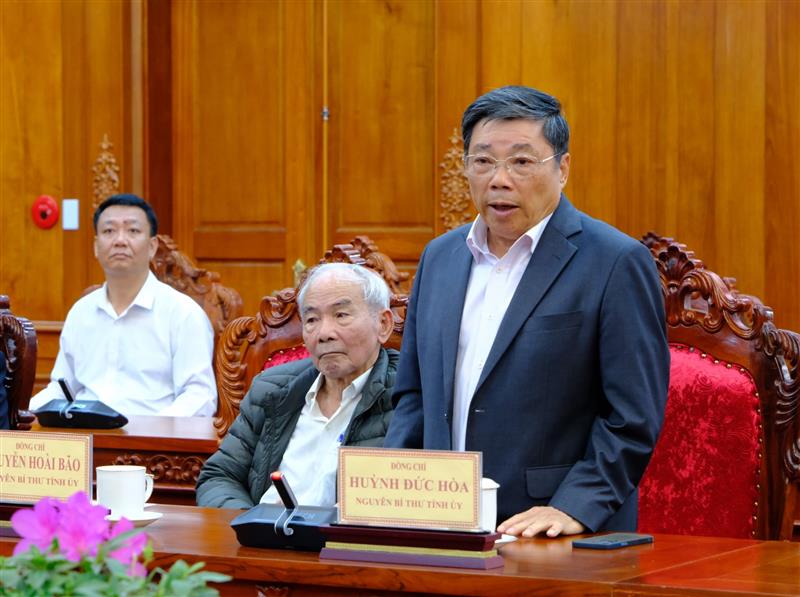 Đồng chí Huỳnh Đức Hòa - Nguyên Bí thư Tỉnh ủy phát biểu tại buổi gặp.