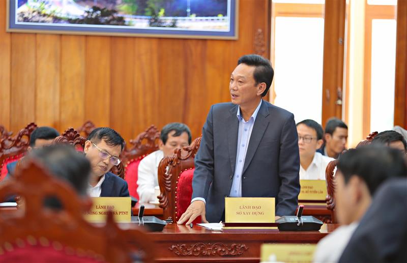 Đồng chí Lê Quang Trung - Giám đốc Sở Xây dựng Lâm Đồng báo cáo vấn đề trật tự xây dựng trên địa bàn, giải pháp tháo gỡ khó khăn trong thời gian tới.