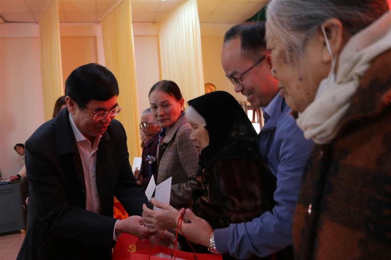 Đồng chí Trần Đình Văn - Phó Bí thư Thường trực Tỉnh ủy, Trưởng đoàn ĐBQH tỉnh Lâm Đồng tặng quà Tết cho gia đình người có công huyện Lạc Dương.