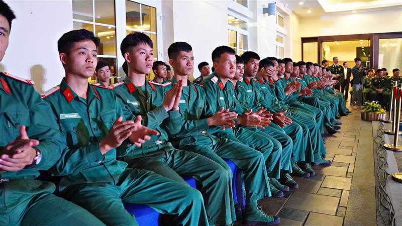Chiến sĩ Bộ Chỉ huy Quân sự tỉnh Lâm Đồng, Học viện Lục quân tham gia cổ vũ chương trình Lá chắn thép trên biển.
