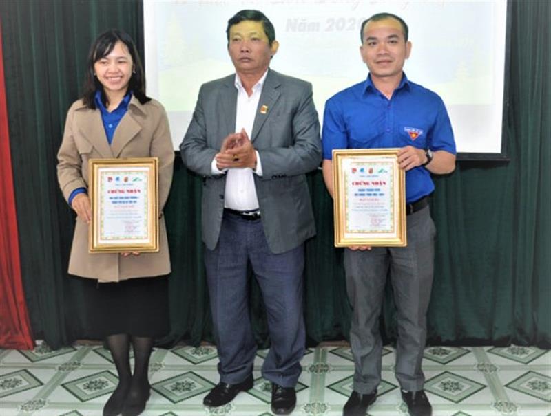 Đồng chí Nguyễn Thanh Hồng trao giấy chứng nhận