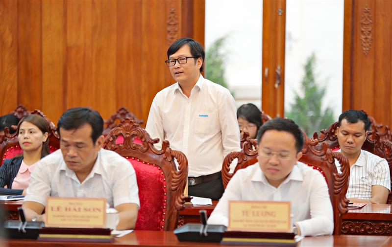 Nhà báo Gia Bình - phụ trách Báo Thanh Niên tại Lâm Đồng đóng góp ý kiến.