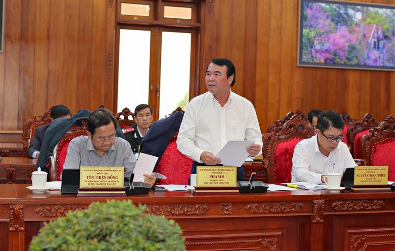 Đồng chí Phạm S - Phó Chủ tịch UBND tỉnh Lâm Đồng báo cáo tình hình kinh tế - xã hội từ đầu năm 2024 tới nay.