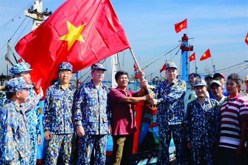  Lãnh đạo Quân chủng Hải quân tặng cờ, động viên ngư dân tại quần đảo Trường Sa. 